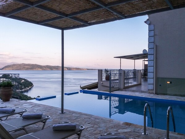 حمّام سباحة خارجي