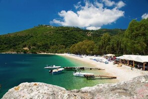 بالقرب من الشاطئ