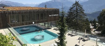 Faszinierende moderne Skihütte mit unglaublich offenen Blick auf die Berge