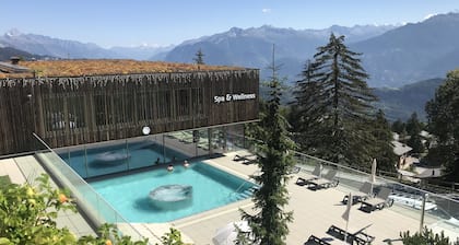 Faszinierende moderne Skihütte mit unglaublich offenen Blick auf die Berge