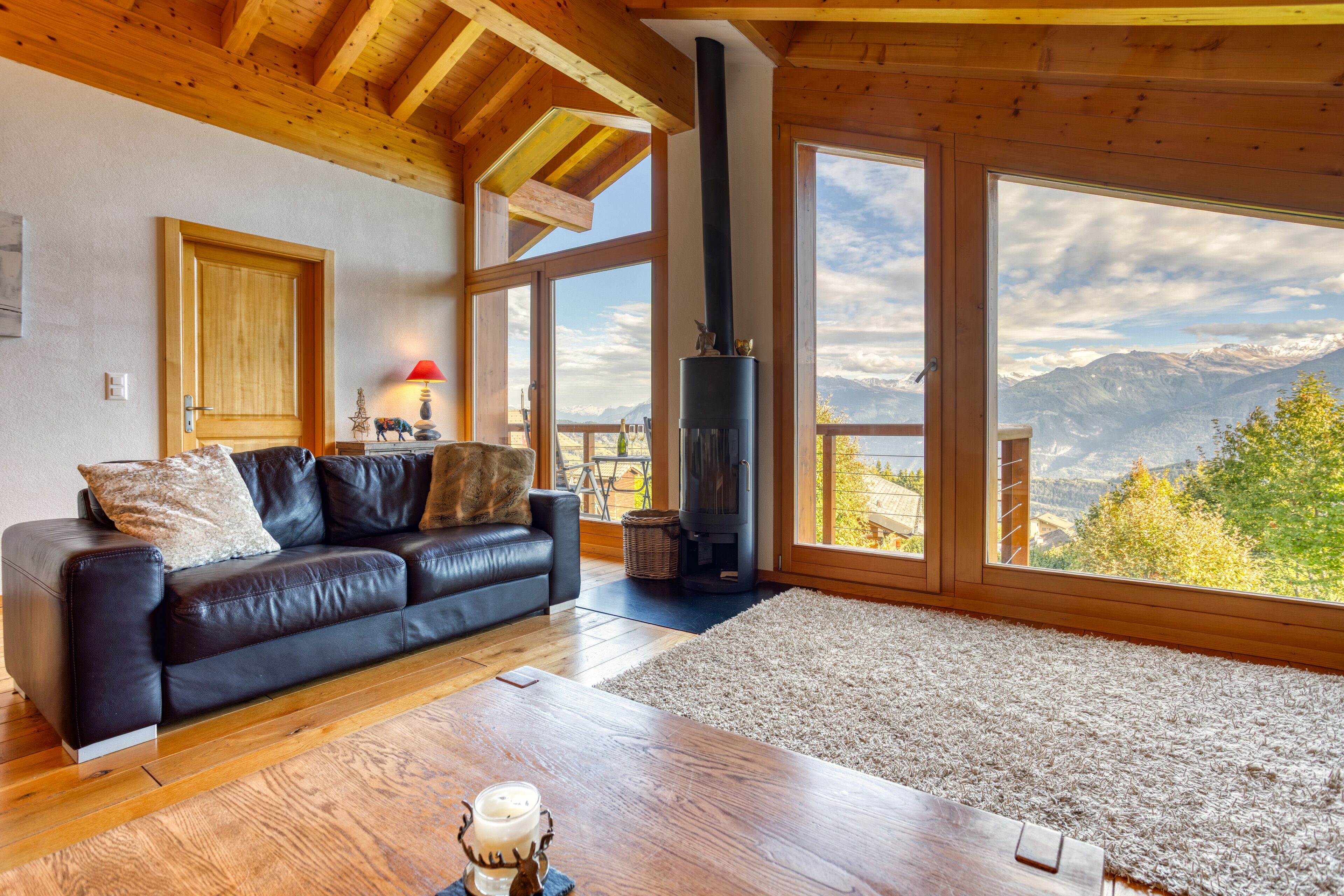 Älytelevisio, takka, DVD-soitin, kirjoja