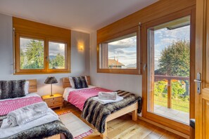 5 bedrooms, desk, iron/ironing board, free WiFi