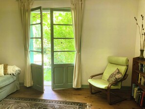 تلفزيون، مدفأة، مشغل دي في دي، كرة قدم الطاولة