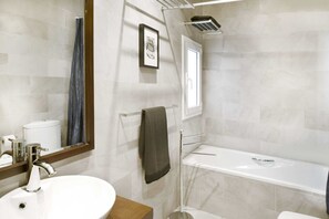 Badewanne, Haartrockner, Handtücher