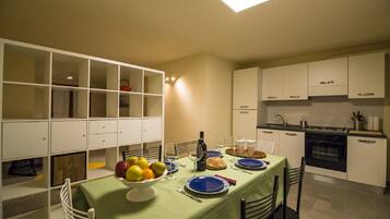 Fridge, oven, stovetop, cookware/dishes/utensils