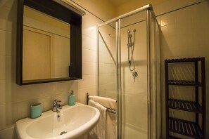 Regadera, secadora de cabello, bidet, toallas 
