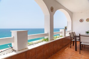 Outdoor dining - Mediterranean Beach House · AirCon · Pool · UHC CASAS BLANCAS 014 (Salou)