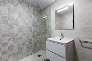 Shower, towels
