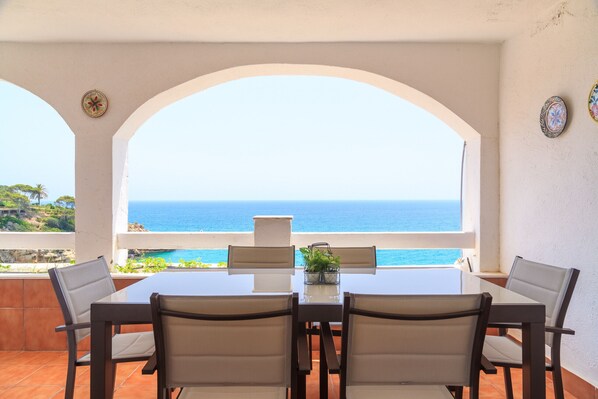 Outdoor dining - Mediterranean Beach House · AirCon · Pool · UHC CASAS BLANCAS 014 (Salou)