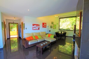 Fernseher, Kamin, Stereoanlage