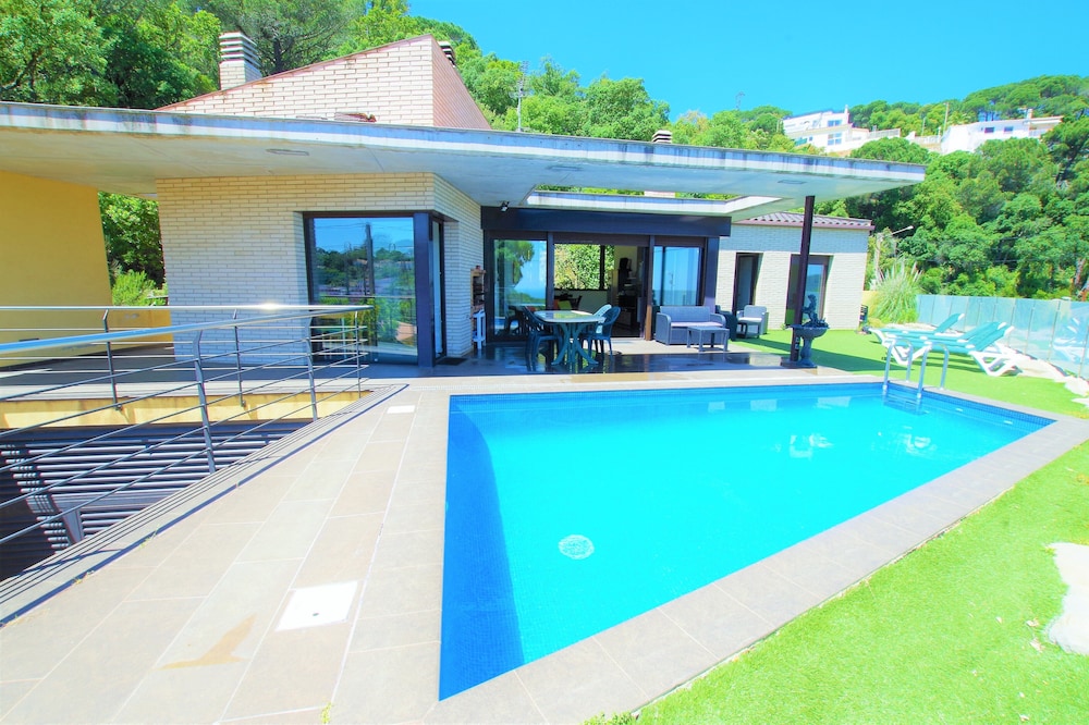 V&V LLORET-Villa Nicole: luxurious villa with private pool, barbecue, 3km beach