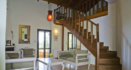 4 Traditional Houses, private pool, 5km to a sandy beach, excellent for families