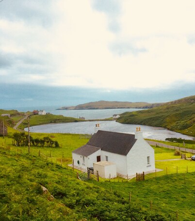 Harris White Cottage SEA & loch VIEWS from traditional modern cottage