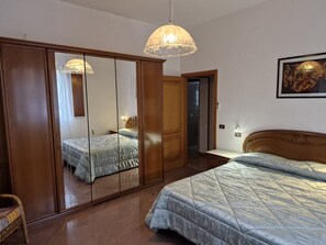 2 室のベッドルーム、アイロン / アイロン台、ベビーベッド、WiFi (無料)