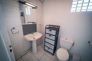 Secador de pelo, toallas, jabón, papel higiénico