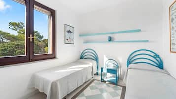 4 bedrooms, iron/ironing board, free WiFi, bed sheets