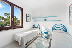 4 makuuhuonetta, silitysrauta/-lauta, ilmainen Wi-Fi, vuodevaatteet