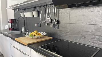 Geladeira, fogão, cooktop, lava-louças