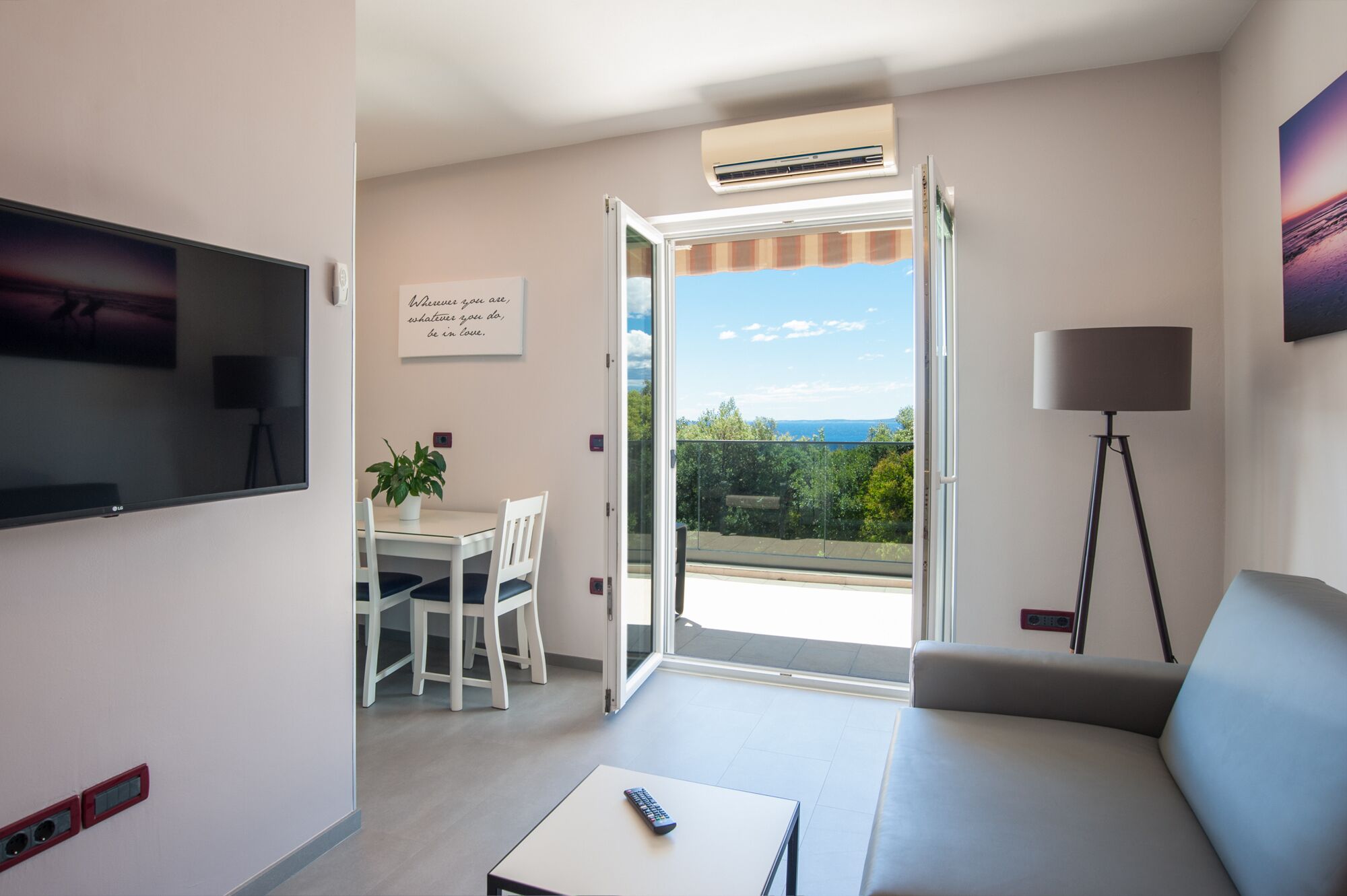 TV connectée, cheminée, baby-foot, chaîne hi-fi