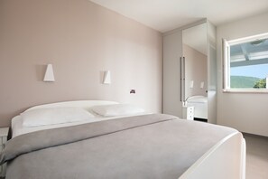 4 bedrooms, in-room safe, iron/ironing board, WiFi