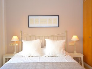 3 bedrooms, iron/ironing board, internet, bed sheets