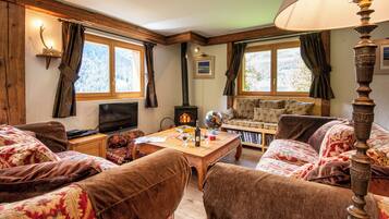 Fernseher, DVD-Player, Kinderspielzeug, Bücher