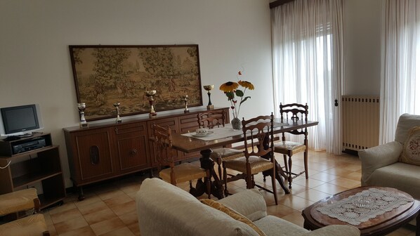 TV - Apartment in a two-story single house (Giarre)