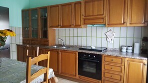 Fridge, oven, stovetop, coffee/tea maker