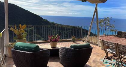 Charakteristisches Haus in Belmonte Calabro mit Terrasse mit Meerblick