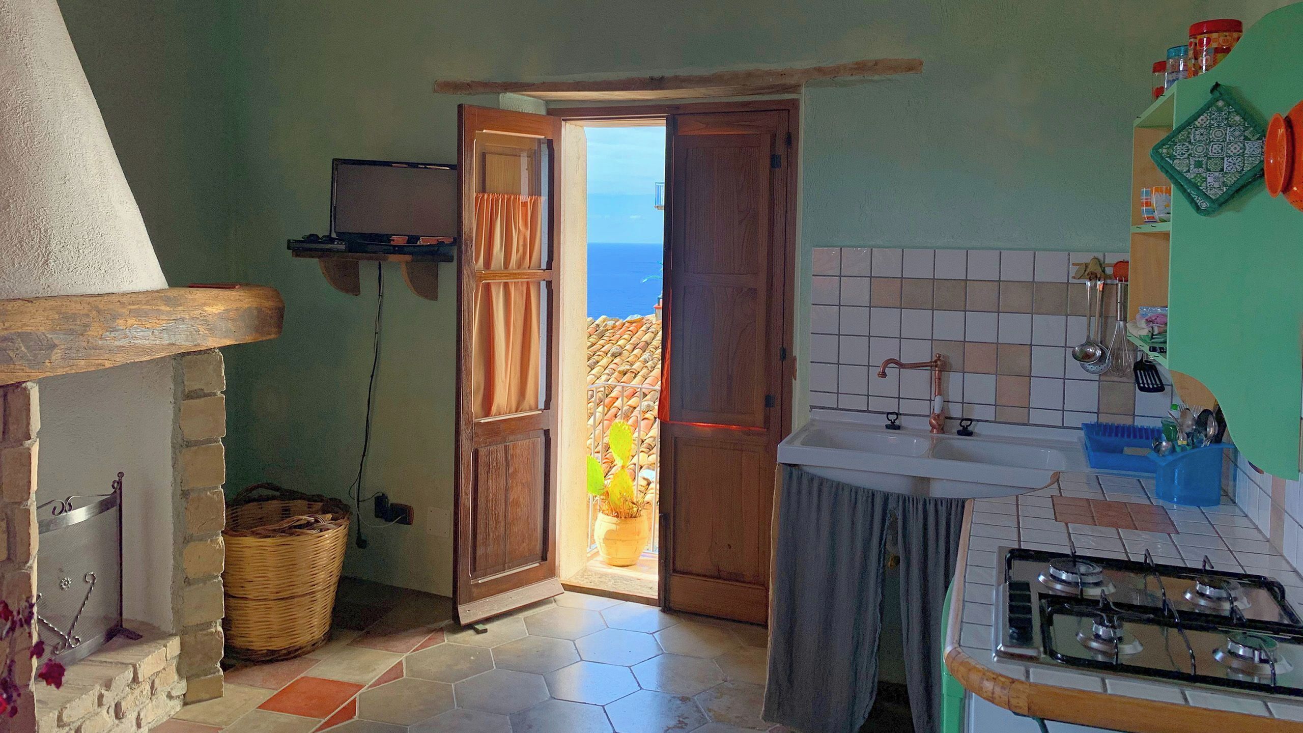 Kühlschrank, Herdplatte, Wasserkocher mit Kaffee-/Teezubehör, Hochstuhl