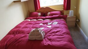 1 habitación, tabla de planchar con plancha y cuna de viaje 