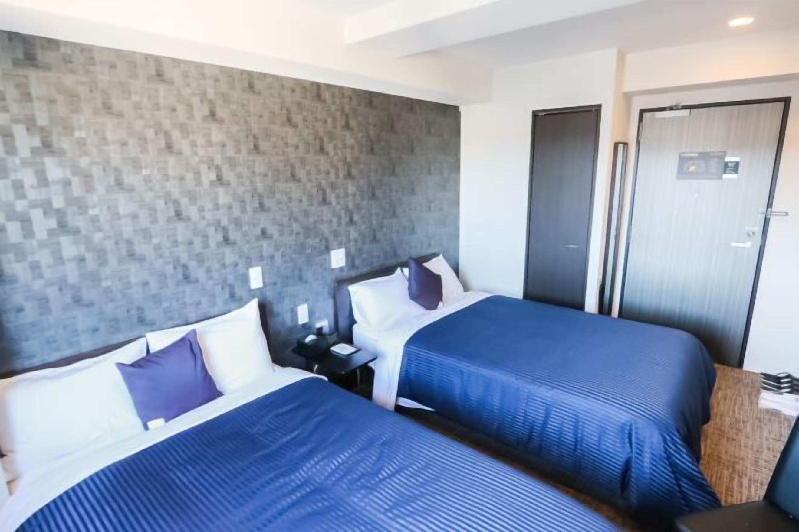 Individuell eingerichtet, Schreibtisch, laptopgeeigneter Arbeitsplatz