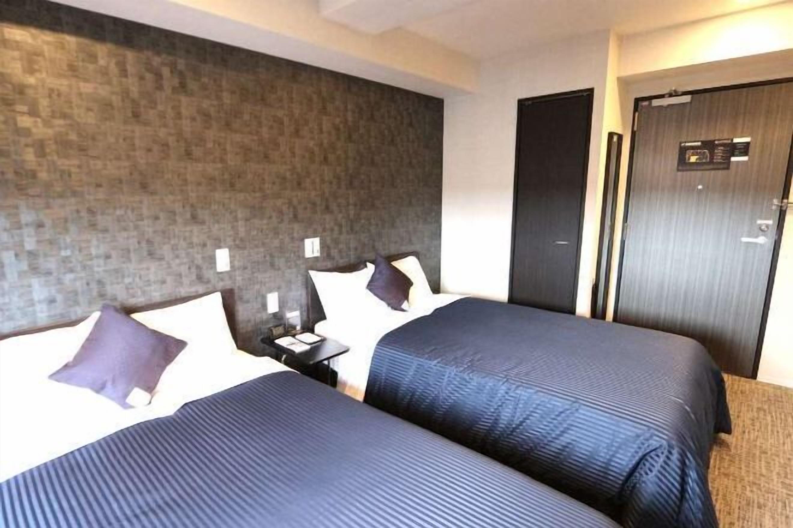 Individuell eingerichtet, Schreibtisch, laptopgeeigneter Arbeitsplatz