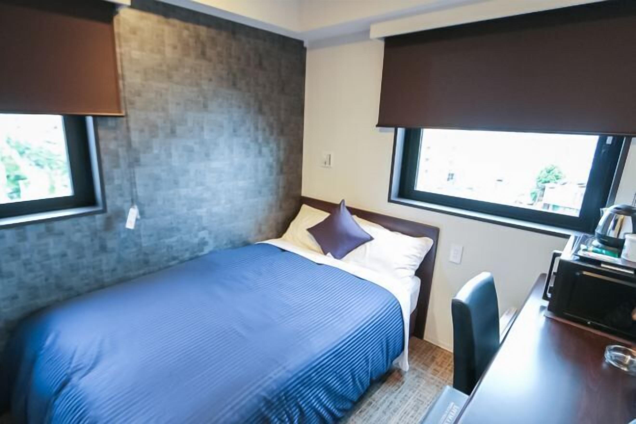 Individuell eingerichtet, Schreibtisch, laptopgeeigneter Arbeitsplatz