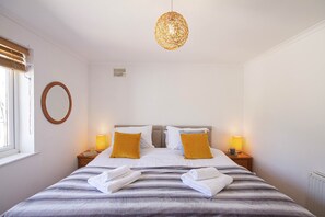 4 bedrooms, iron/ironing board, travel crib, free WiFi - Dramatic sea views, 5 min walk to the beach. Pet and family friendly.  (Truro)