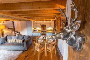 Smart TV, fireplace, DVD player, books - Unique character chalet in central Samoens, 2 bedrooms, sauna, log fire, terrace (Samoëns)