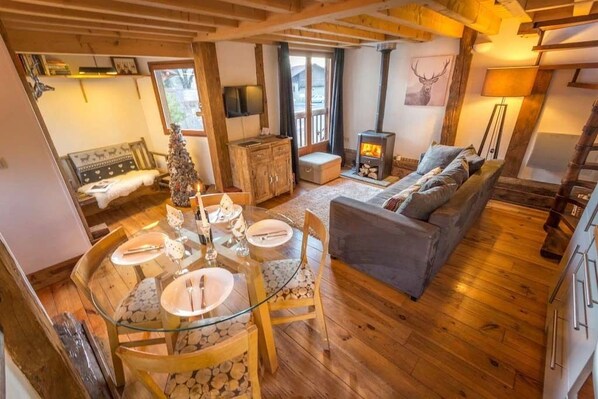 Dining - Unique character chalet in central Samoens, 2 bedrooms, sauna, log fire, terrace (Samoëns)