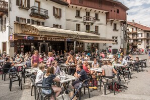 Dining - Unique character chalet in central Samoens, 2 bedrooms, sauna, log fire, terrace (Samoëns)