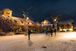 Outdoor dining - Unique character chalet in central Samoens, 2 bedrooms, sauna, log fire, terrace (Samoëns)