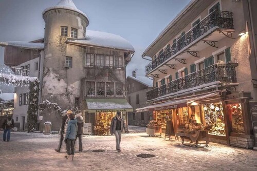 Unique character chalet in central Samoens, 2 bedrooms, sauna, log fire, terrace