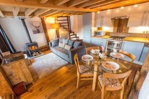 Dining - Unique character chalet in central Samoens, 2 bedrooms, sauna, log fire, terrace (Samoëns)