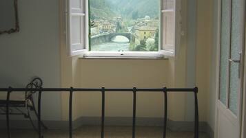 6 bedrooms, iron/ironing board, WiFi, bed sheets