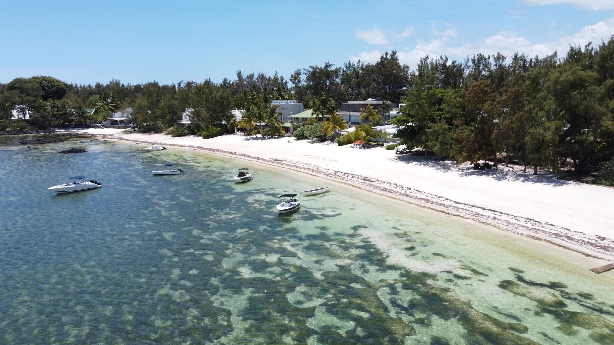 En la playa y toallas de playa 