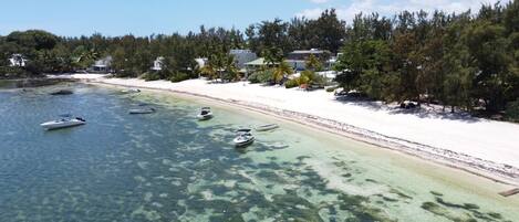En la playa y toallas de playa