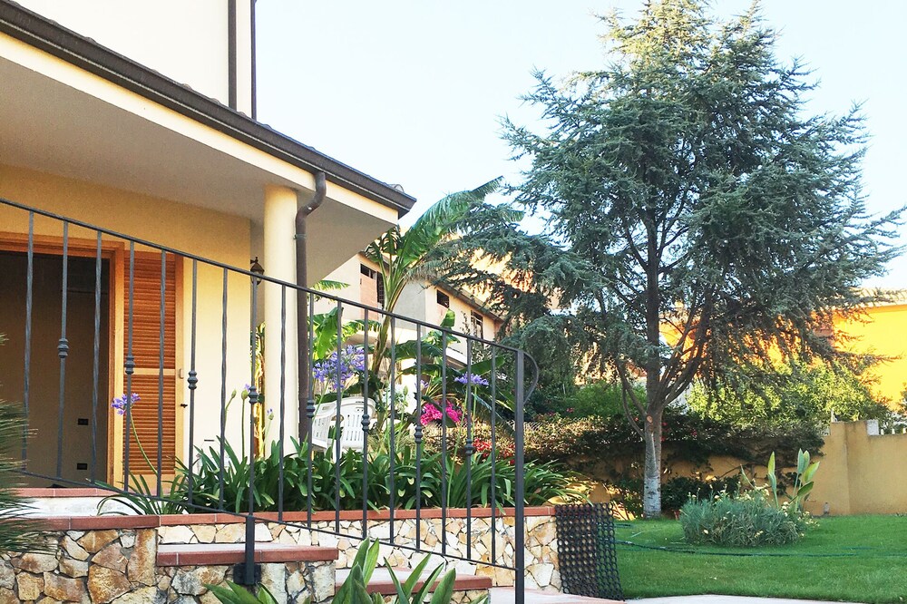 Apartment in villa with garden and jacuzzi
