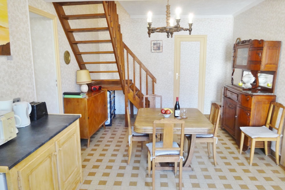 Two-bedroom house in a charming canal village, Burgundy, France with free wifi