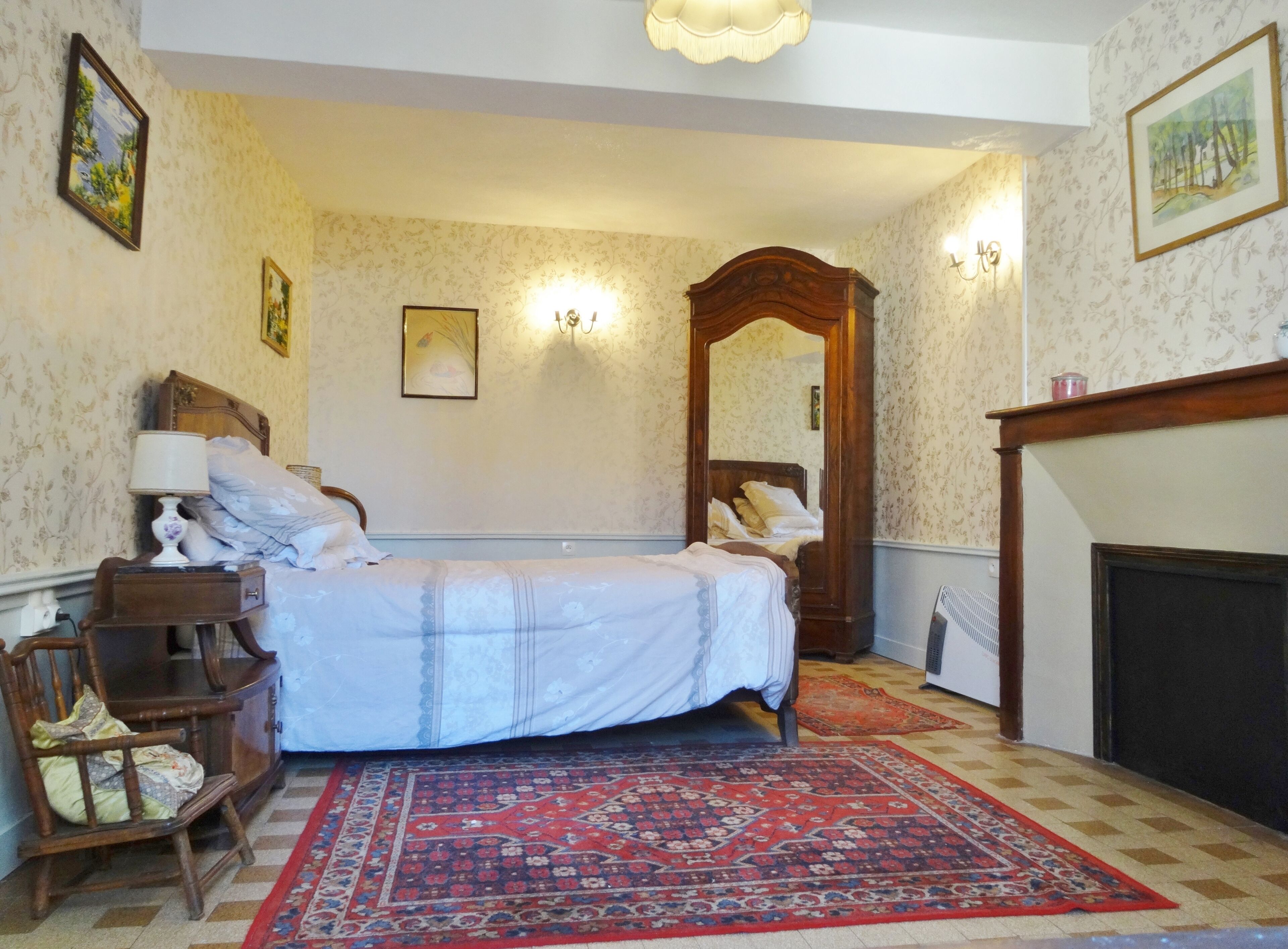 Two-bedroom house in a charming canal village, Burgundy, France with free wifi