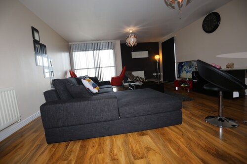 Immaculate Luxury Two Double Bedroom Top Floor Apartment With Great River Views