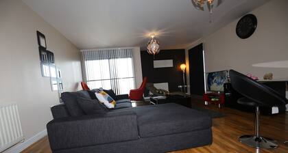 Immaculate Luxury Two Double Bedroom Top Floor Apartment With Great River Views