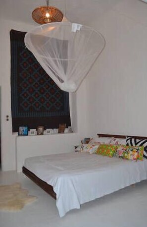 4 bedrooms, iron/ironing board, Internet, bed sheets